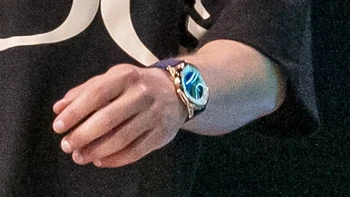 Baru-baru ini, Zuck terlihat mengenakan jam tangan mencolok dengan harga mencengangkan. Pakar jam tangan menyebut jam tangan itu, De Bethune DB 25 Starry Varius, harganya antara USD 90.000 dan USD 95.700 atau lebih dari Rp 1 miliar. Foto: NY Post