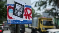 Jelang laga el clasico Persib Bandung vs Persija Jakarta sejumlah lembaran kertas berisi psywar nampak di sejumlah ruas jalan.  