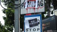 Kertas-kertas tersebut tampak ditempel di plang pemberhentian bus hingga plang rambu jalan.  