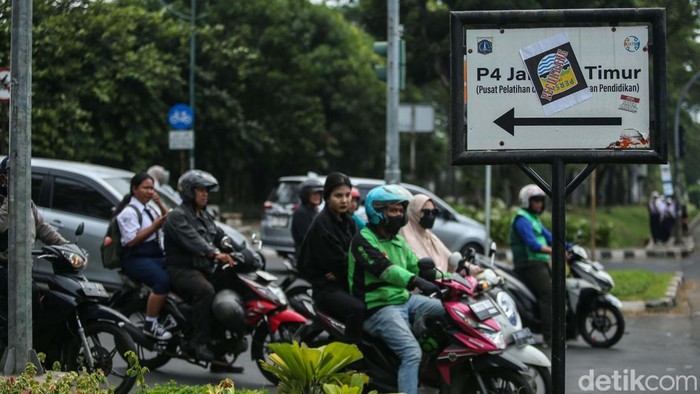 Jelang laga el clasico Persib Bandung vs Persija Jakarta sejumlah lembaran kertas berisi psywar nampak di sejumlah ruas jalan. Begini potretnya.