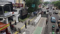 Penutupan trotoar tersebut untuk kegiatan undian nomor urut paslon cagub-cawagub nanti malam.