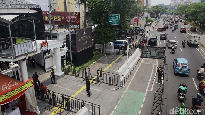 Jelang Undian Nomor Urut Pilkada DKI, Trotoar Diserobot-Lalu Lintas Macet Trotoar di depan KPU Jakarta, Jl Salemba Raya, ditutup. Akibatnya terjadi penyempitan jalan dan membuat arus lalu-lintas tersendat.