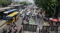 Akibatnya, terjadi penyempitan jalan dan membuat arus lalu-lintas tersendat. Akibatnya, terjadi penyempitan jalan dan membuat arus lalu-lintas tersendat.