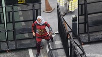 Penutupan trotoar ini juga membuat akses pejalan kaki terganggu.  
