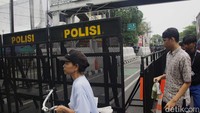 Sementara itu sebanyak 1.321 personel gabungan disiagakan untuk mengamankan pengundian nomor urut pasangan calon Pilgub Jakarta.  