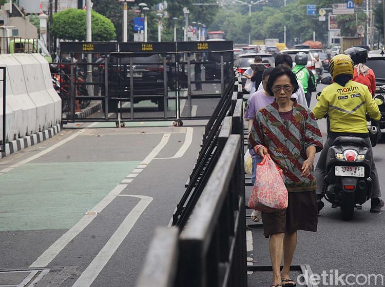 Jelang Undian Nomor Urut Pilkada DKI, Trotoar Diserobot-Lalu Lintas Macet