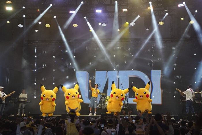 JKT48 dan Vidi Aldiano di Pikachu's Indonesia Journey