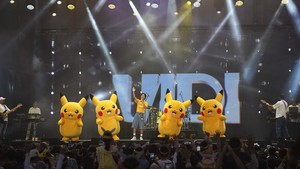 Vidi Aldiano muncul di hari pertama penyelenggaraan Pikachus Indonesia Journey di Community Park, PIK 2. Dia manggung bareng Pikachu berbaju kuning sampai batik di atas panggung. Foto: Courtesy of The Pokemon Company/ ID Comm