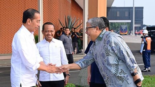 Fahri Hamzah (kanan) bersalaman dengan Presiden Jokowi disaksikan Bahlil Lahadalia, Senin (23/9/2024).
