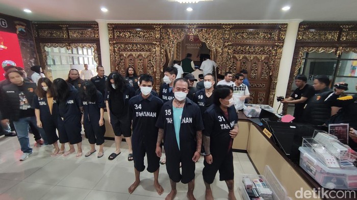 10 tersangka judi kasino di Anjasmoro Semarang saat dihadirkan dalam rilis pers, Senin (23/9/2024).