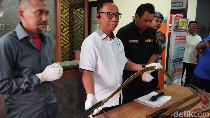 Jumpa pers kasus penemuan 7 mayat di Kali Bekasi. Polisi menampilkan barang bukti.