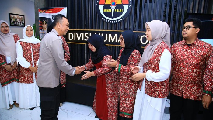 Kadiv Humas Polri Irjen Sandi berangkatkan anggota umrah