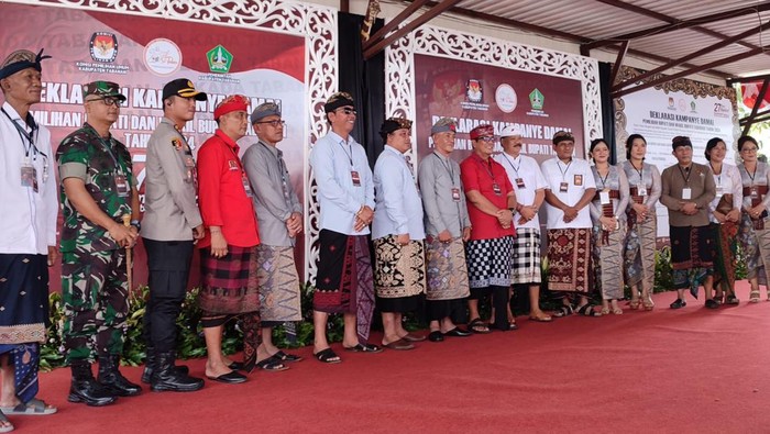 I Nyoman Mulyadi-I Nyoman Ardika dan I Komang Gede Sanjaya-I Made Dirga saat pengundian nomor urut untuk Pilbup Tabanan 2024 di KPU Tabanan, Senin (23/9/2024).