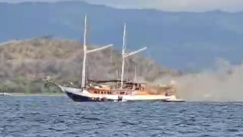 tangkapan layar kapal pinisi Nayara terbakar di perairan Labuan Bajo, Manggarai Barat, Nusa Tenggara Timur (NTT), Senin (23/9/2024) sore.