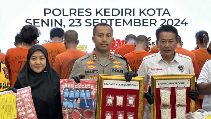 Kapolres Kediri Kota AKBP Bramastyo membeberkan barang bukti Operasi Tumpas Narkoba