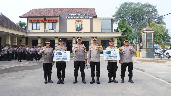 Kapolres Kediri Kota AKBP Bramastyo Priaji bersama anggota periah hadiah paket umrah