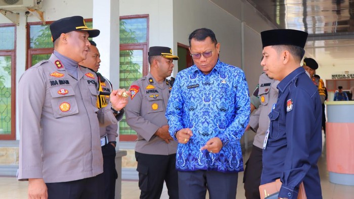 Kapolres Rohil AKBP Isa Imam Syahroni di KPU. (Foto: Dok Polres Rohil)