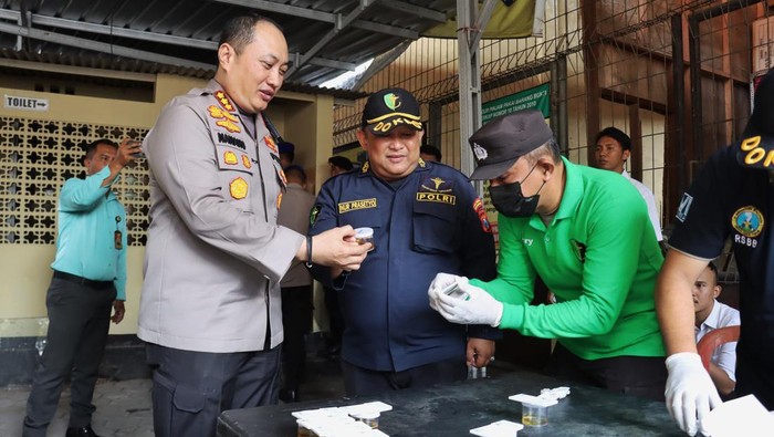 Kapolresta Banyuwangi Kombes Nanang Haryono saat terapkan tes urine mendadak untuk anggotanya.