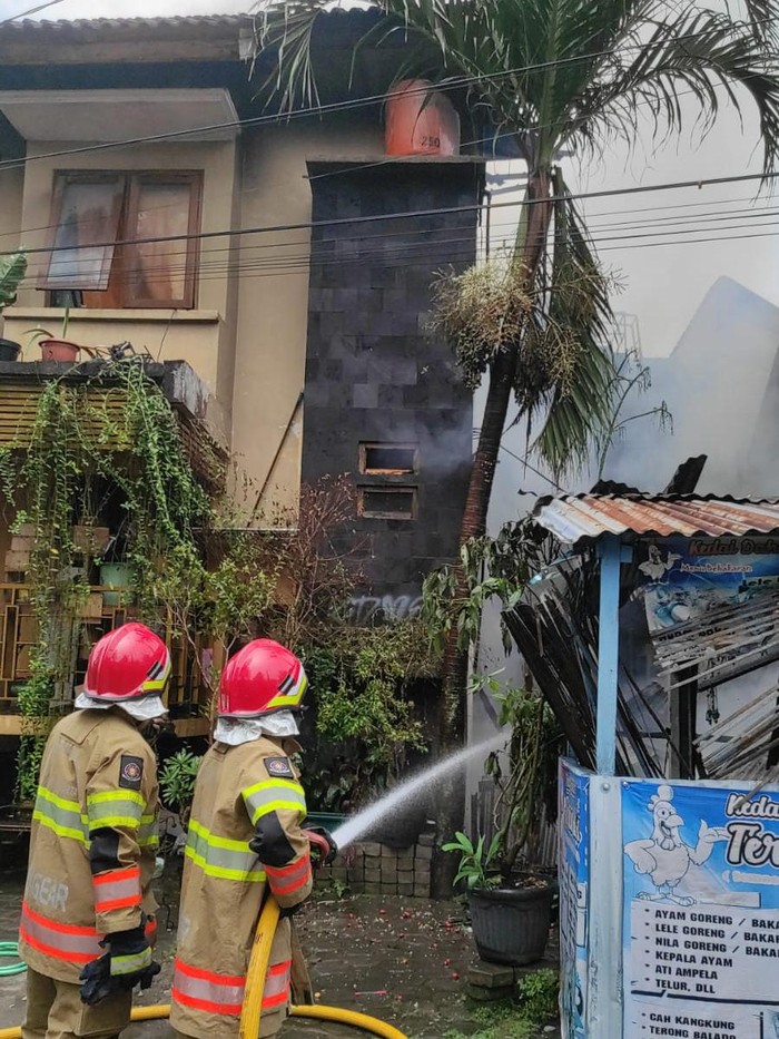 Kompleks tempat usaha di Jalan Timoho, Muja-muju, Umbulharjo, Kota Jogja, yang terbakar siang ini, Senin (23/9/2024).