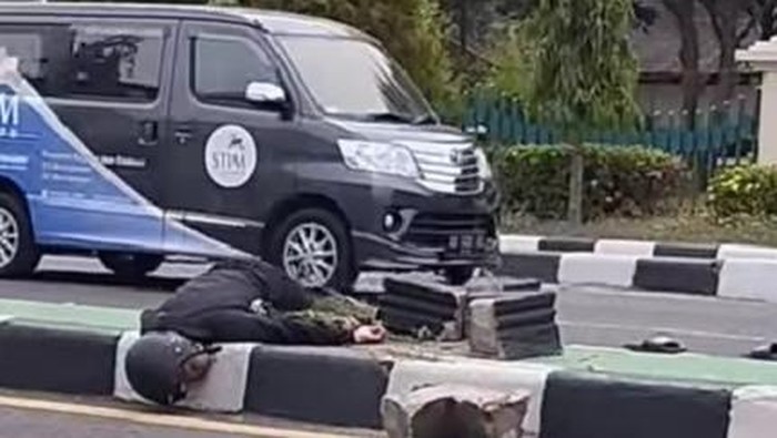 Tangkapan layar video korban tergeletak di median jalan Jogja-Solo.