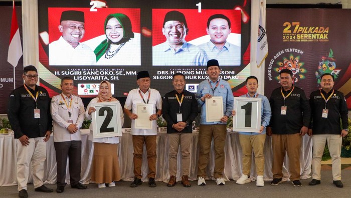 Kedua pasangan saat menunjukkan nomor urut.