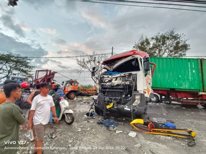 Kejadian kecelakaan melibatkan bus dan truk di jalur Pantura Pati, tepatnya Kecamatan Batangan, Senin (23/9/2024).