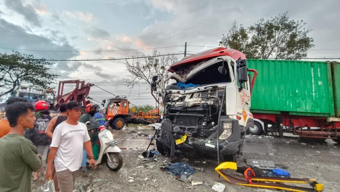Kejadian kecelakaan melibatkan bus dan truk di jalur Pantura Pati, tepatnya Kecamatan Batangan, Senin (23/9/2024).