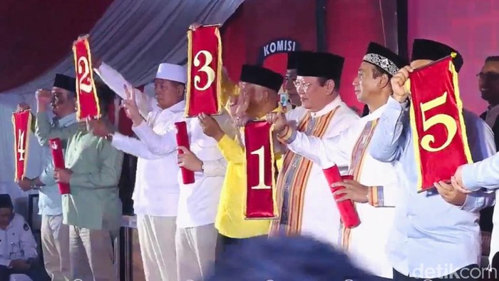 Kelima paslon menunjukkan hasil undian nomor urut saat rapat pleno terbuka KPU Lombok Timur, Senin (23/09/24) malam. (Edi Suryansyah/detikBali)