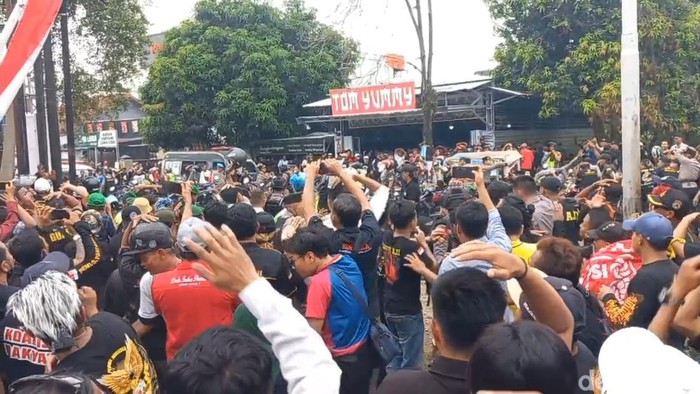 Kericuhan massa di dekat kantor KPU Kabupaten Pekalongan, Senin (23/9/2024) sore.