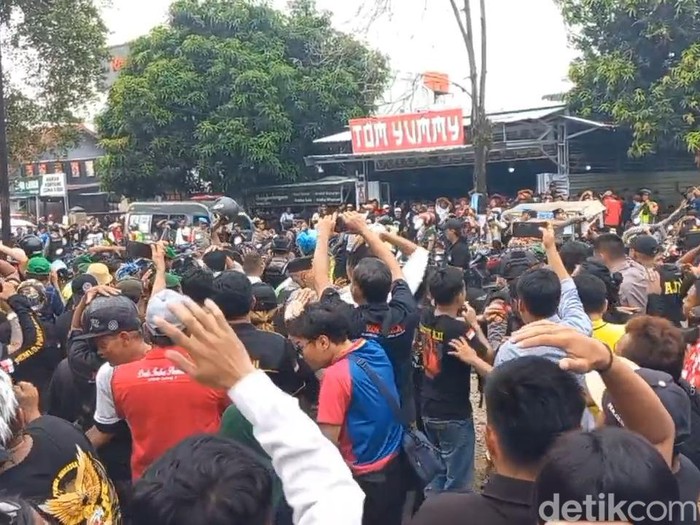 Kericuhan massa di dekat kantor KPU Kabupaten Pekalongan, Senin (23/9/2024) sore.