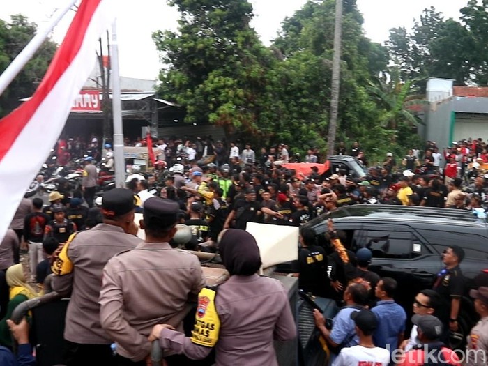 Kericuhan massa di dekat kantor KPU Kabupaten Pekalongan, Senin (23/9/2024) sore.