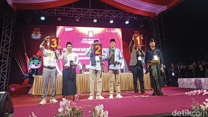 Ketiga paslon menunjukkan hasil undian nomor urut saat rapat pleno terbuka KPU Lombok Tengah, Senin (23/09/24) malam. (Edi Suryansyah/detikBali)