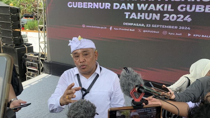 Ketua KPU Bali I Dewa Agung Gede Lidartawan di KPU Bali, Senin (23/9/2024). KPU akan mencopot baliho kandidat yang tak berstempel resmi.