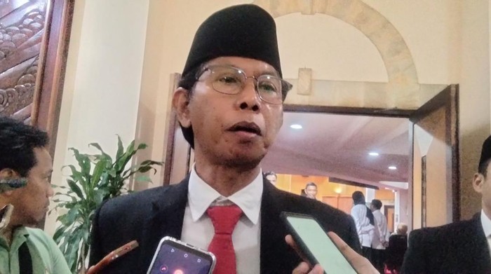 Ketua Sementara DPRD Kota Surabaya Adi Sutarwijono