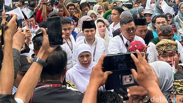 Khofifah-Emil saat berjalan ke lokasi pengundian nomor urut diarak pengurus parpol dan relawan pendukungnya.