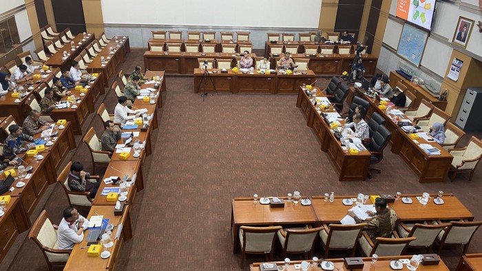 Komisi I DPR menggelar rapat bersama Kemenko Polhukam dan Kemenkominfo membahas mengenai polemik kebocoran data, Senin (23/9/2024). Rapat itu berisi agenda pencegahan serangan siber di masa depan terhadap Pusat Data Nasional Sementara (PDNS).