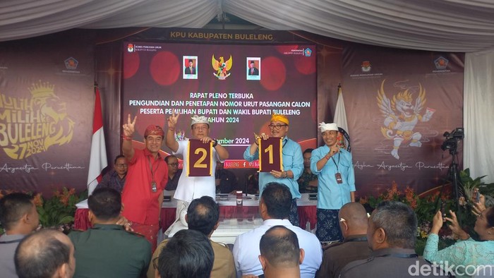 Komisi Pemilihan Umum (KPU) Buleleng melakukan pengundian nomor urut pasangan calon (paslon) untuk Pemilihan Bupati (Pilbup) Buleleng 2024, Senin (23/9/2024). (Made Wijaya Kusuma)