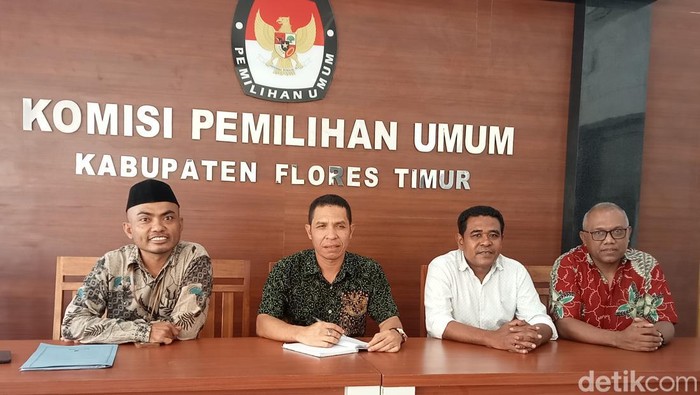 Komisi Pemilihan Umum (KPU) menetapkan empat pasangan calon (paslon) dalam Pilbup Flores Timur, Minggu (22/9/2024). (Foto: Yurgo Purab/detikBali)