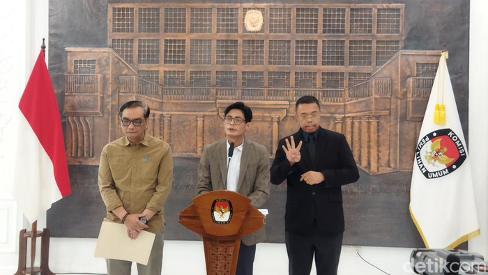 Komisioner KPU RI August Mellaz (tengah) dalam konferensi pers di kantor KPU RI, Senin (23/9/2024).