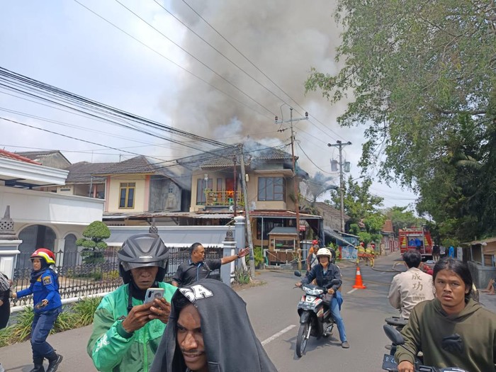 Kompleks tempat usaha di Timoho, Muja-muju, Umbulharjo, Kota Jogja, yang terbakar, Senin (23/9/2024) pagi.
