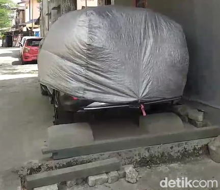 Kondisi garasi mobil H Agus usai pagar garasi yang makan setengah badan jalan di Makassar dibongkar.