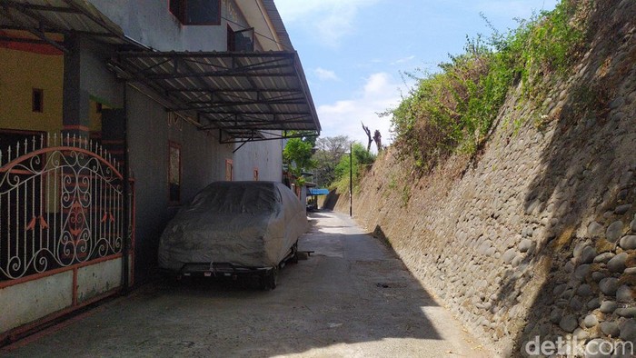Kondisi garasi mobil H Agus usai pagar garasi yang makan setengah badan jalan di Makassar dibongkar.