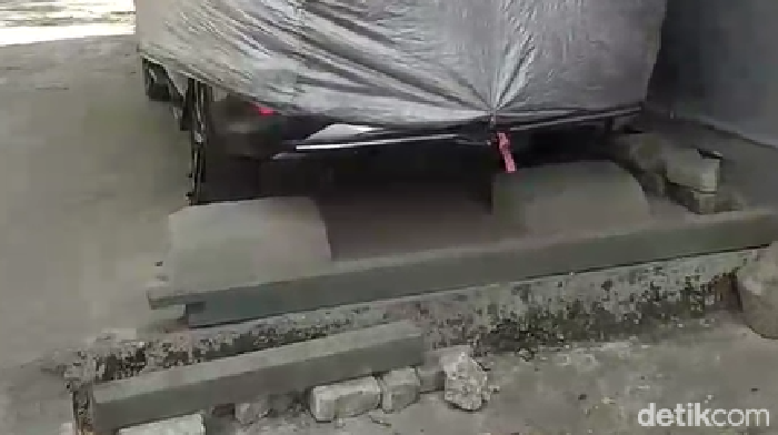 Kondisi garasi mobil H Agus usai pagar garasi yang makan setengah badan jalan di Makassar dibongkar.
