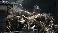 Petugas melakukan operasi pencarian orang hilang di sekitar puing-puing usai banjir akibat hujan deras di Wajima, Prefektur Ishikawa, Jepang, Senin (23/9/2024).