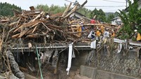 Hujan deras mengguyur Ishikawa sejak hari Sabtu, dengan lebih dari 540 milimeter (21 inci) curah hujan tercatat di kota Wajima selama 72 jam. Ini merupakan hujan terus menerus terberat sejak data perbandingan tersedia.