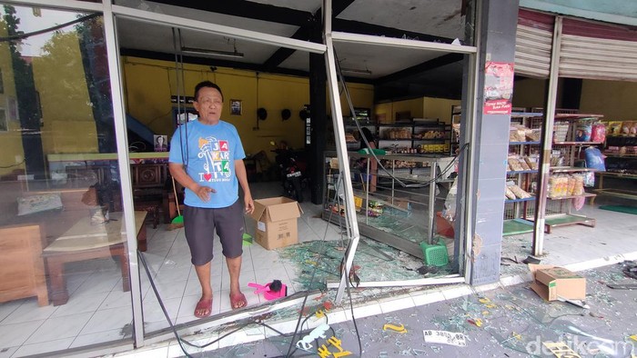 Kondisi toko oleh-oleh yang rusak parah usai ditabrak mobil di sekitar simpang lima Karangnongko, Wates, Kulon Progo, Senin (23/9/2024).