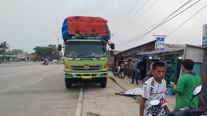 Korban saat masih tergeletak usai ditikam OTK di Jalinsum Ogan Ilir
