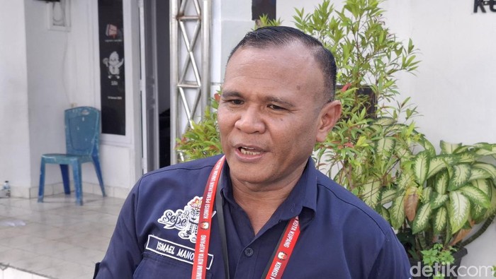 Ketua KPU Kota Kupang, Ismail Manoe, saat diwawancarai detikBali), Senin (23/8/9/2024). (Yufengki Bria/detikBali).