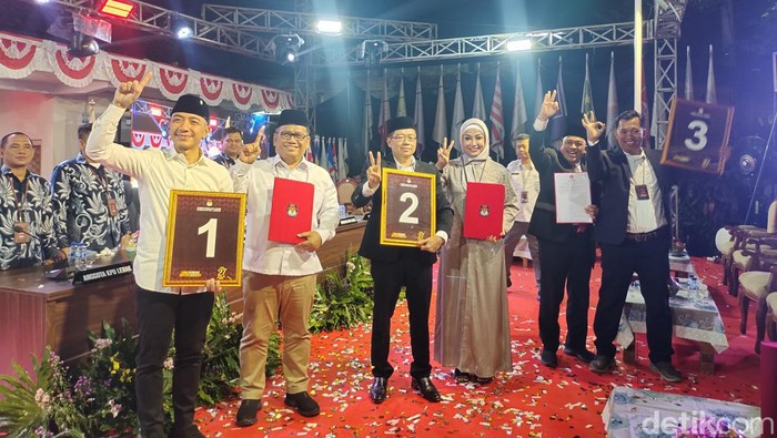 KPU Lebak, Banten, melakukan pengundian nomor urut pada pasangan calon di Pilbup Lebak 2024. (Fathul/detikcom)