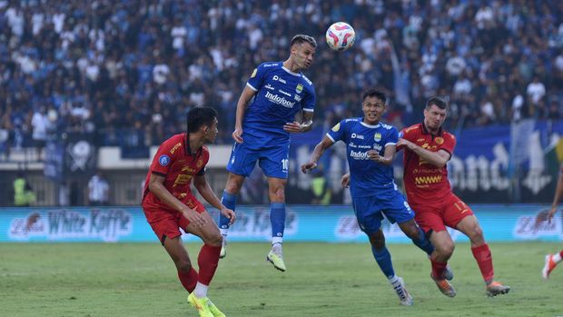 Laga Persib Bandung vs Persija Jakarta.